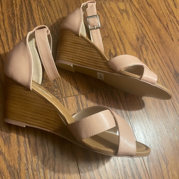 Woman’s wedge sandal - Picture 3 of 9